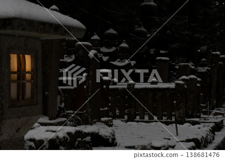 高野山奧之院：雪中的石燈籠－冬日宗教場景 138681476