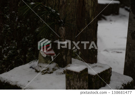 高野山奧之院：雪中的地藏菩薩像－冬日宗教景象 138681477