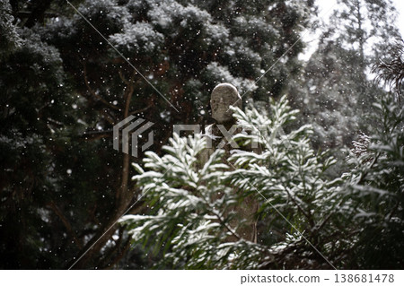 Koyasan Okunoin: Jizo statue in the snow - a winter religious scene Koyasan Okunoin: Jizo statue in the snow - a winter religious scene 138681478