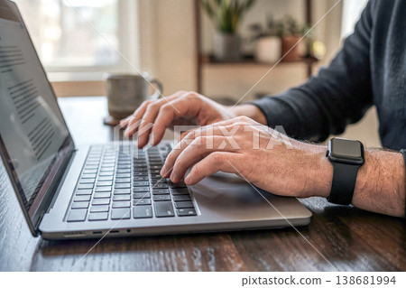 男人的手正在操作電腦 男人的手正在操作電腦 138681994