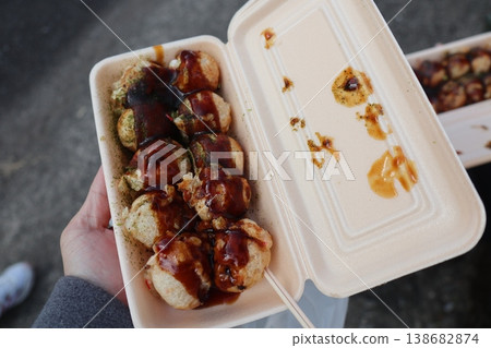 品嚐街邊攤新鮮出爐的章魚燒－完美的街頭小吃。 138682874