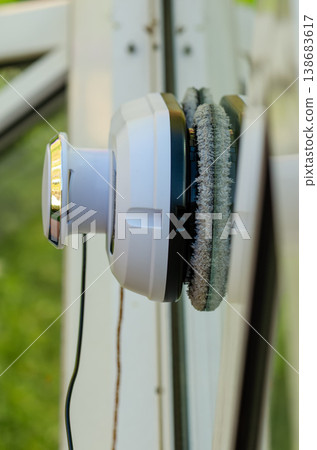 Automatic device cleans window glass using round pads and vacuum attachment system Automatic device cleans window glass using round pads and vacuum attachment system 138683617