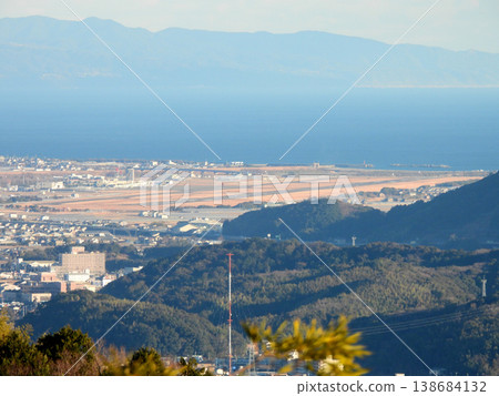 從高知市北山眺望高知龍馬機場 從高知市北山眺望高知龍馬機場 138684132