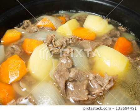 燉馬鈴薯、牛肉、胡蘿蔔和洋蔥 138684451