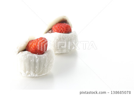 白色背景上的草莓大福照片 138685078