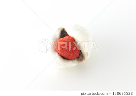 草莓大福單獨在白色背景前拍攝。 草莓大福單獨在白色背景前拍攝。 138685528