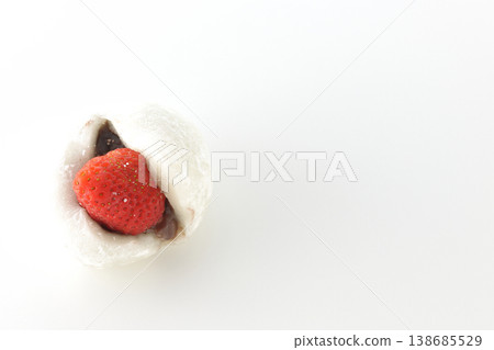 草莓大福單獨在白色背景前拍攝。 草莓大福單獨在白色背景前拍攝。 138685529