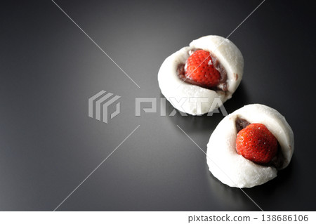 草莓大福，黑色背景拍攝 138686106