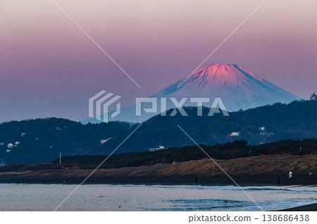 從平塚海灘眺望富士山(日出時分的紅色富士山) 從平塚海灘眺望富士山(日出時分的紅色富士山) 138686438