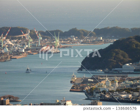 從高知市北山眺望高知市,包括浦戶灣和土佐灣。 從高知市北山眺望高知市,包括浦戶灣和土佐灣。 138686576