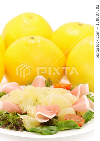 托薩柚和火腿沙拉,明亮的背景,大柑橘類水果 托薩柚和火腿沙拉,明亮的背景,大柑橘類水果 138687582