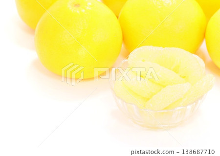 土佐文丹(柚子),大型柑橘類水果,去皮,甜點,明亮背景 土佐文丹(柚子),大型柑橘類水果,去皮,甜點,明亮背景 138687710