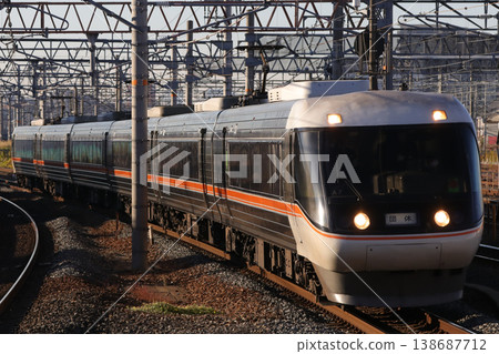 一列383系列車（A7編組）駛過千里岡。 138687712