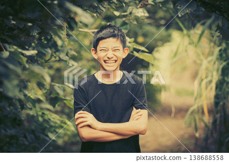 一個男人笑著雙臂交叉 一個男人笑著雙臂交叉 138688558