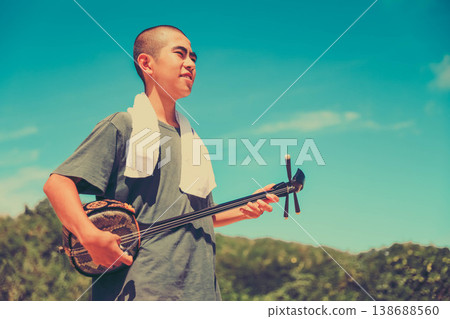 彈三線的男孩 彈三線的男孩 138688560