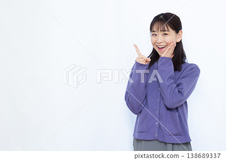 一位女士微笑著指著什麼。 138689337