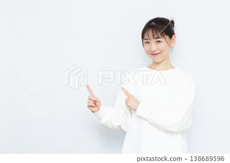 一名女子雙手指著前方 一名女子雙手指著前方 138689596