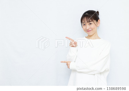 一名女子雙手指著前方 138689598