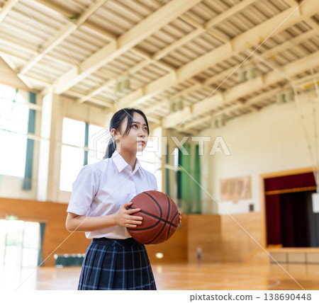 一名高中女生在體育館拿著籃球。 138690448