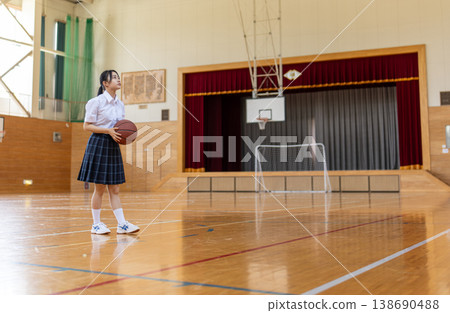 高中女生在體育館打籃球 138690488