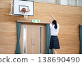 女學生在體育館打籃球 138690490
