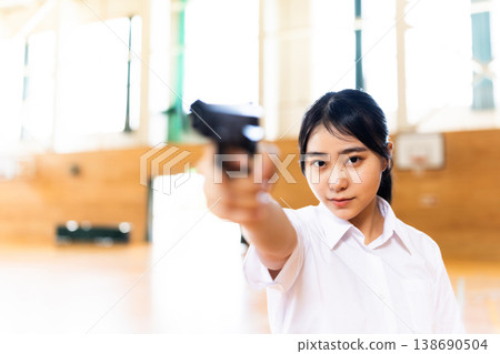 一名高中女生在體育館持槍 138690504