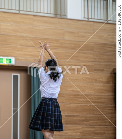女學生在體育館做體操 138690510