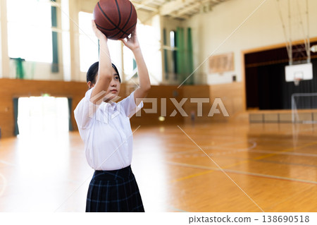 高中女生在體育館投籃 138690518