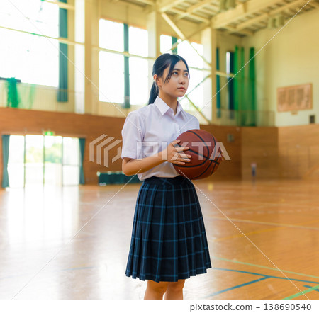 一名高中女生手持籃球的全身像 138690540