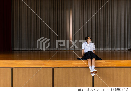 坐在舞台上的高中女生 138690542