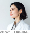穿白大褂的女人 138690646