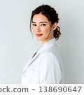 穿白大褂的女人 138690647
