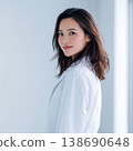 穿白大褂的女人 138690648