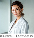 穿白大褂的女人 138690649