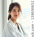 穿白大褂的女人 138690652