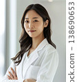 穿白大褂的女人 138690653