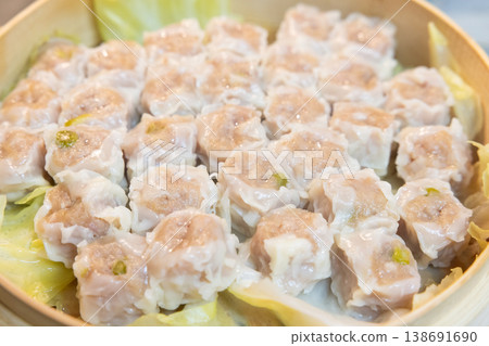 竹蒸籠裡蒸出的美味燒賣 竹蒸籠裡蒸出的美味燒賣 138691690