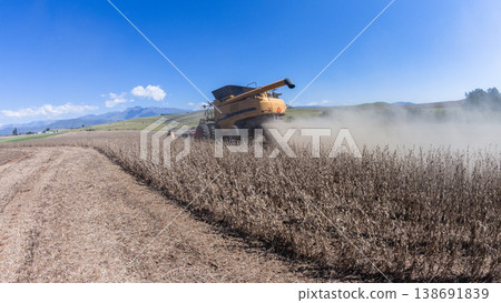 Agriculture Harvester Machine Crop Harvesting Agriculture Harvester Machine Crop Harvesting 138691839