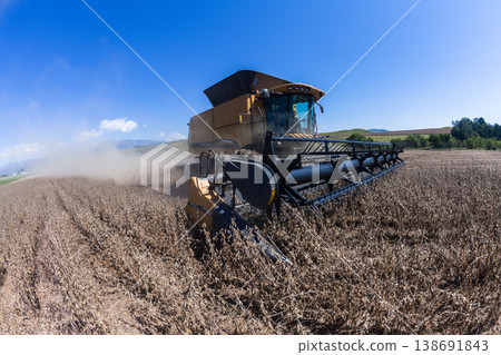 Agriculture Harvester Machine Crop Harvesting Agriculture Harvester Machine Crop Harvesting 138691843