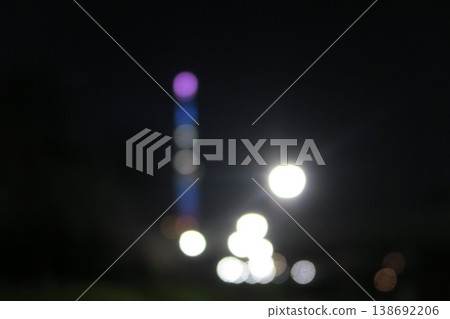 從公路望出去的夜景,東京晴空塔在虛化效果中若隱若現。 從公路望出去的夜景,東京晴空塔在虛化效果中若隱若現。 138692206