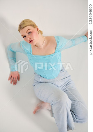 Friendly influencer posing with soft shadows and minimalist style 138694690