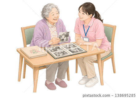 溫馨的一幕：老人們看著珍藏的照片，與護理人員交談。 138695285