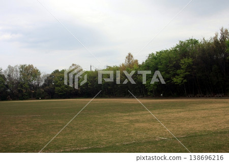 熊谷櫻花運動公園的春天(2026 年 4 月 6 日)11 年前經過的北陸新幹線如今已從足球場上看不到了。 熊谷櫻花運動公園的春天(2026 年 4 月 6 日)11 年前經過的北陸新幹線如今已從足球場上看不到了。 138696216