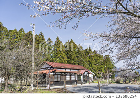 山形縣長井市長井線宇前成田站的春花 山形縣長井市長井線宇前成田站的春花 138696254