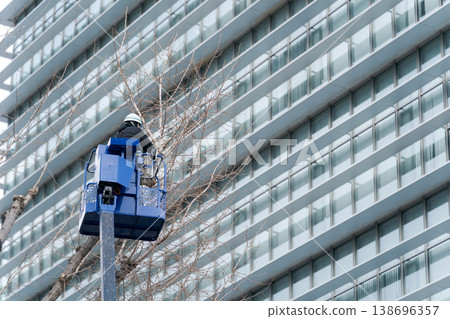 用於修剪行道樹的起重機。 138696357