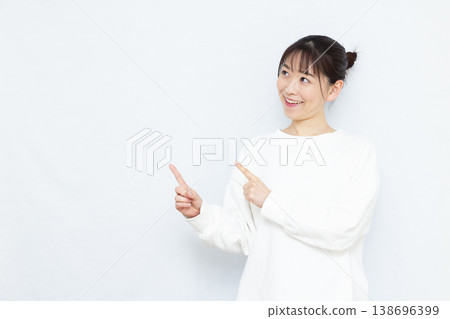 一位女士微笑著指著什麼。 138696399