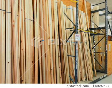 家居裝潢商店裡擺放著各種用於DIY建築材料的木材。 家居裝潢商店裡擺放著各種用於DIY建築材料的木材。 138697527