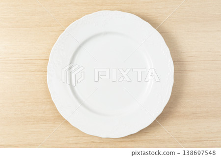 桌上放著一個白色餐盤。 138697548