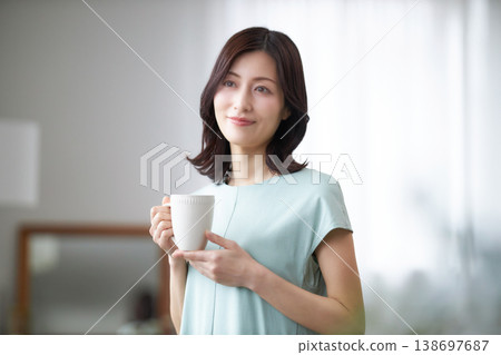 中年婦女放鬆喝咖啡 中年婦女放鬆喝咖啡 138697687