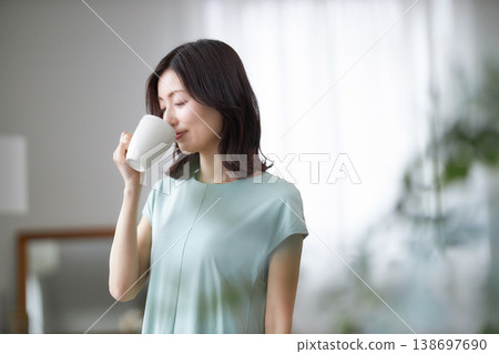 中年婦女放鬆喝咖啡 138697690
